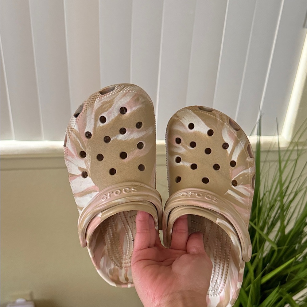 Tan tie dye crocs. 🤎